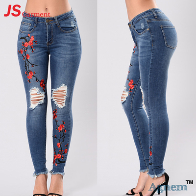 In voller Länge die angemessene kundengebundene Größe der zufälligen dünnen Bein-Jeans-Frauen